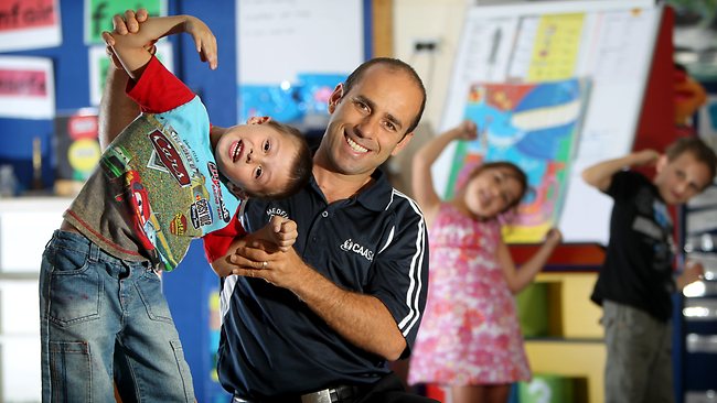 Chiropractor Mario Stefano with West Beach Kindergarten student Zyin. Picture: Calum Robertson